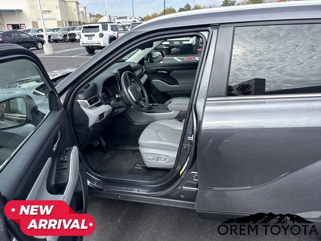 Used 2024 Toyota Highlander XLE AWD/4WD image 20