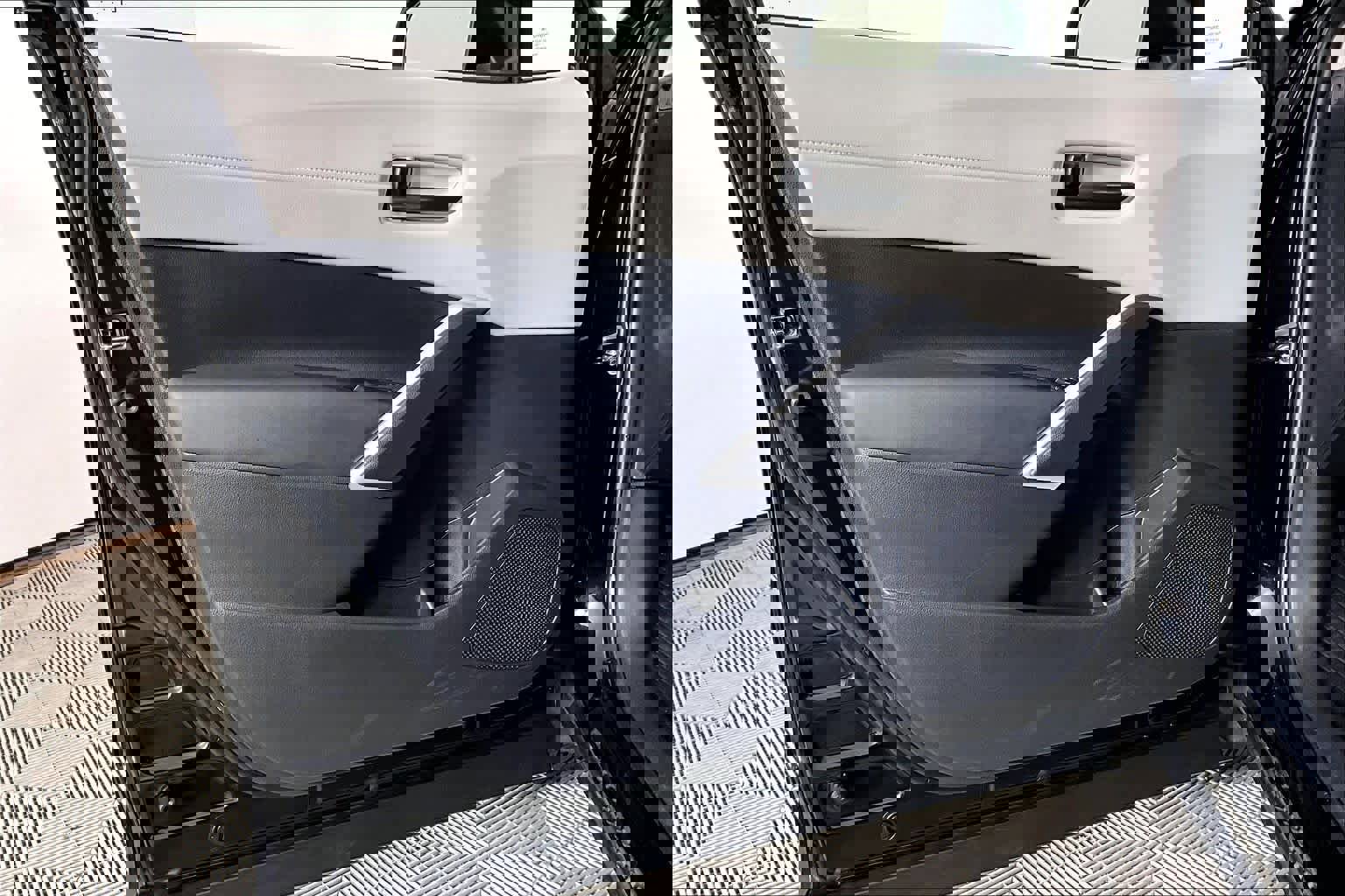 Used 2025 Toyota Corolla Cross L image 20