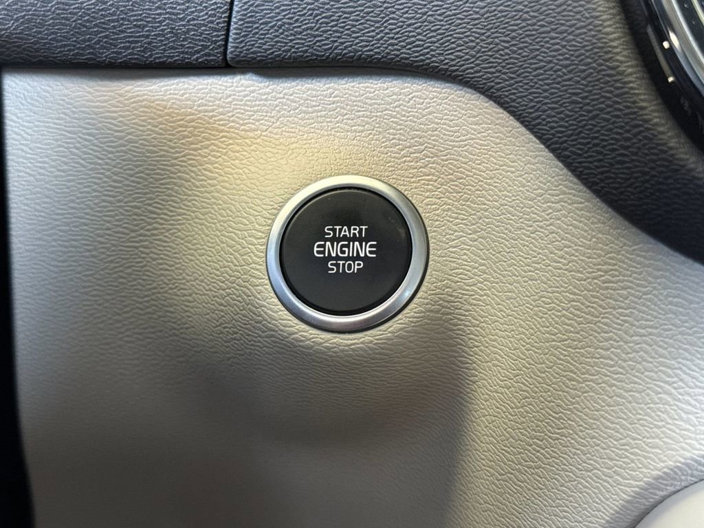 Certified 2024 Volvo XC40 B5 Plus image 22