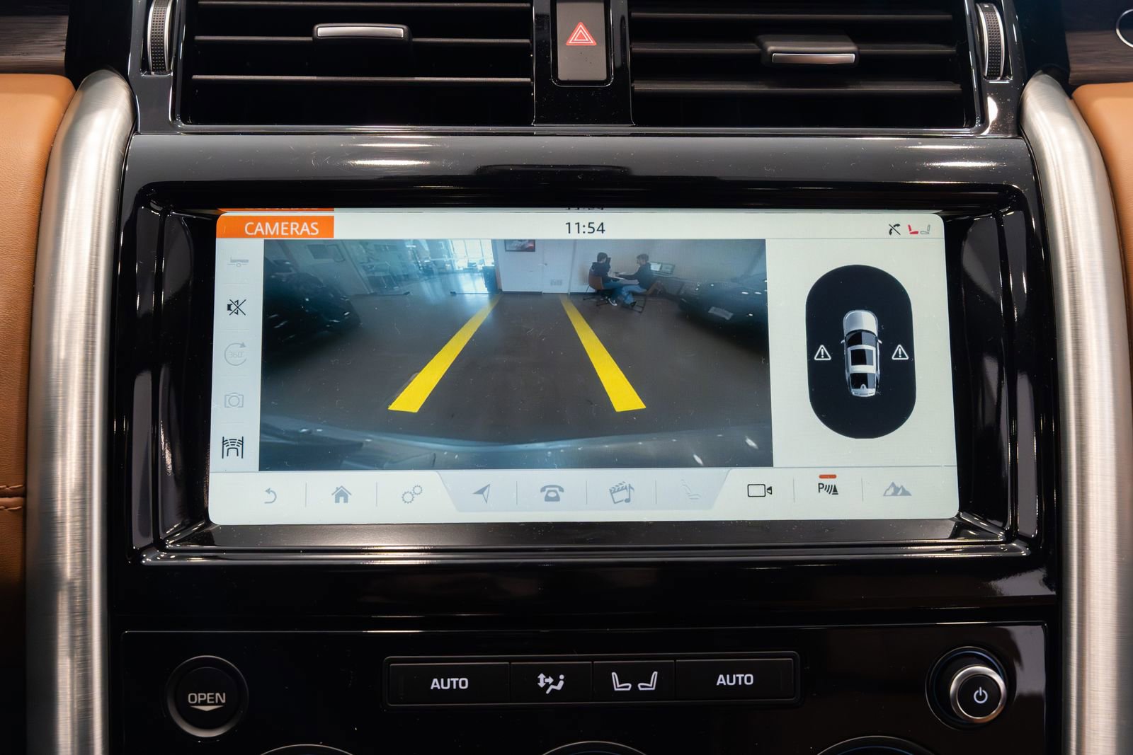 Used 2018 Land Rover Discovery HSE Luxury AWD/4WD image 12