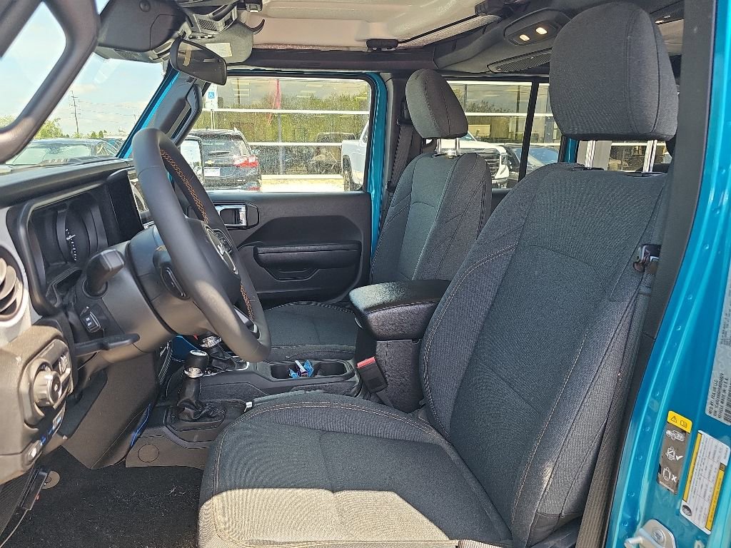 Used 2024 Jeep Wrangler Unlimited w/ Convenience Group AWD/4WD image 8