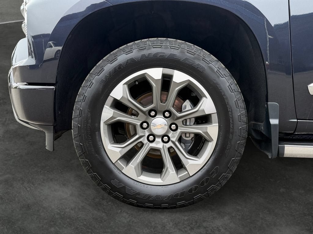 Used 2022 Chevrolet Silverado 1500 High Country w/ Z71 Off-Road Package AWD/4WD image 4