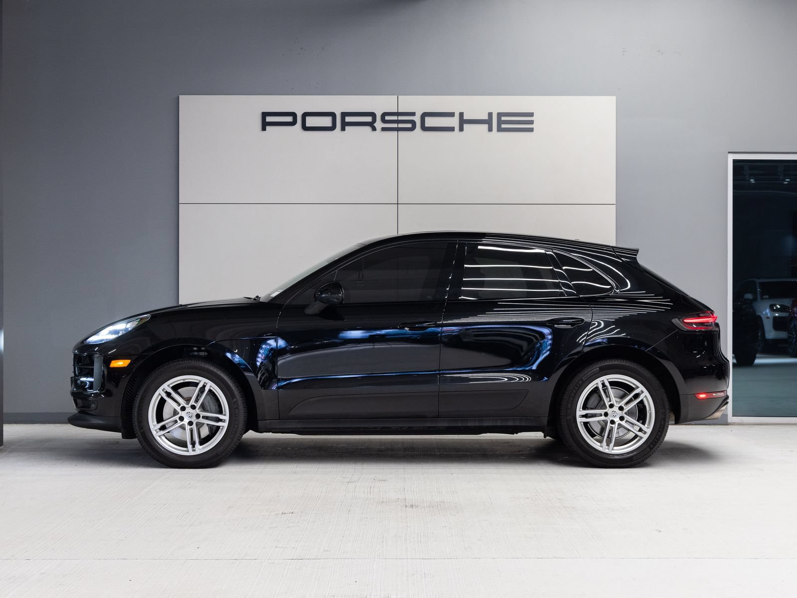 Certified 2021 Porsche Macan S AWD/4WD image 2
