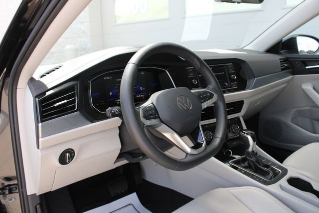 Used 2024 Volkswagen Jetta SE w/ Panoramic Sunroof Package FWD image 2