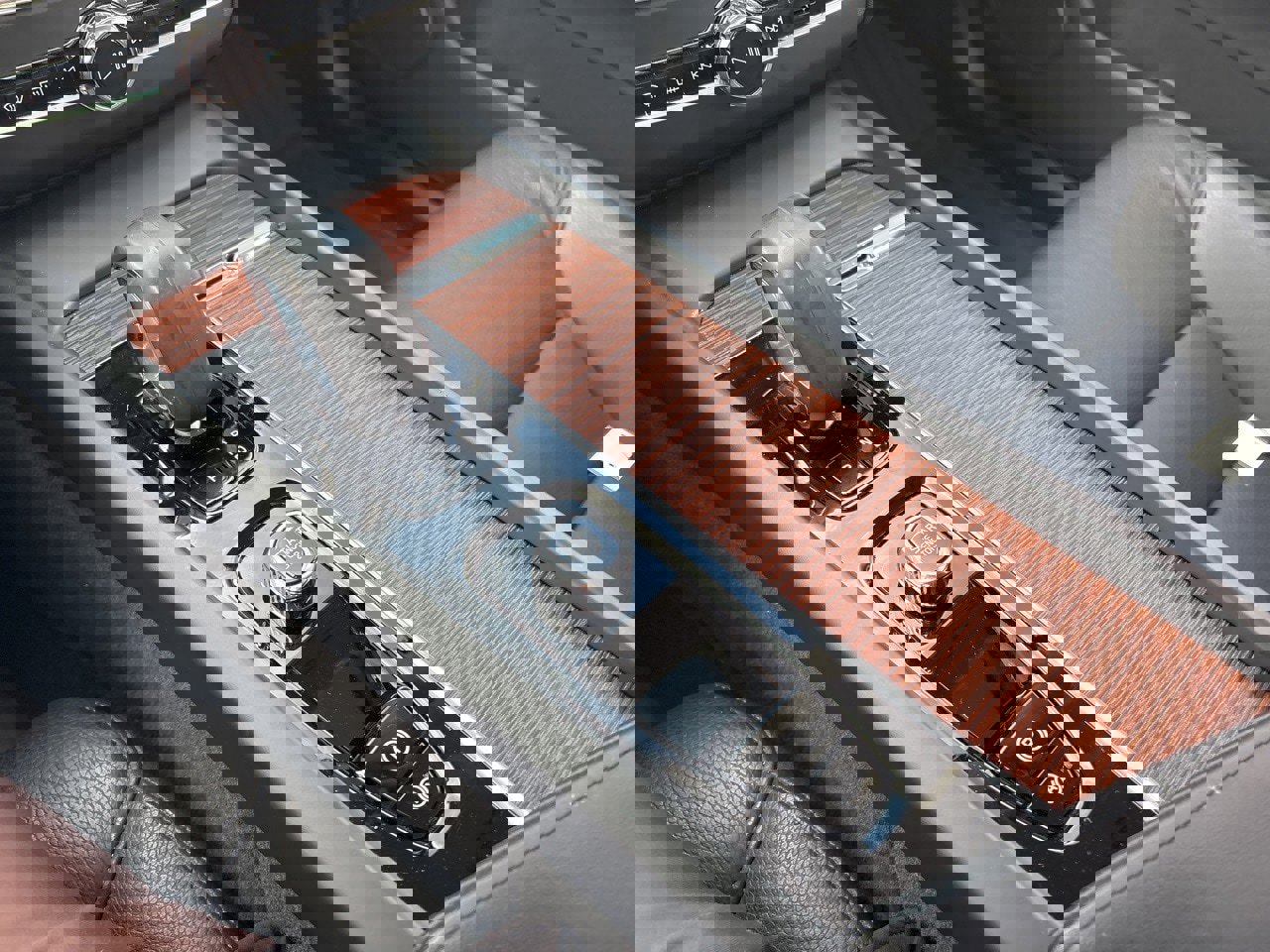 Certified 2024 Volvo XC60 B5 Plus w/ Protection Package Premier image 18