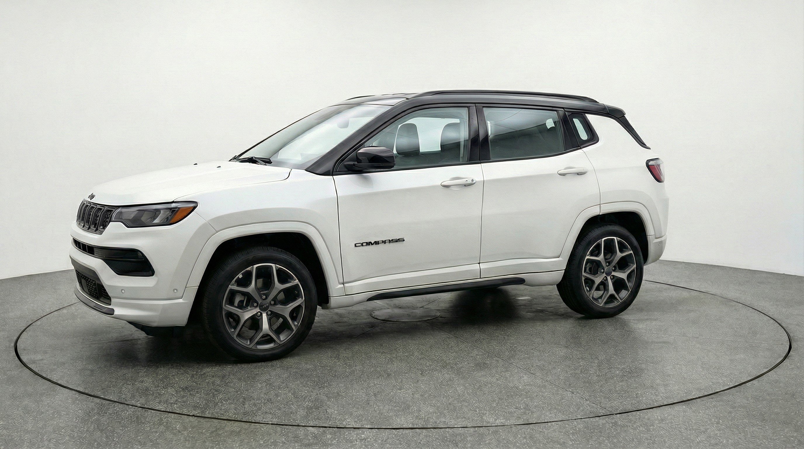 Used 2025 Jeep Compass Limited AWD/4WD image 3