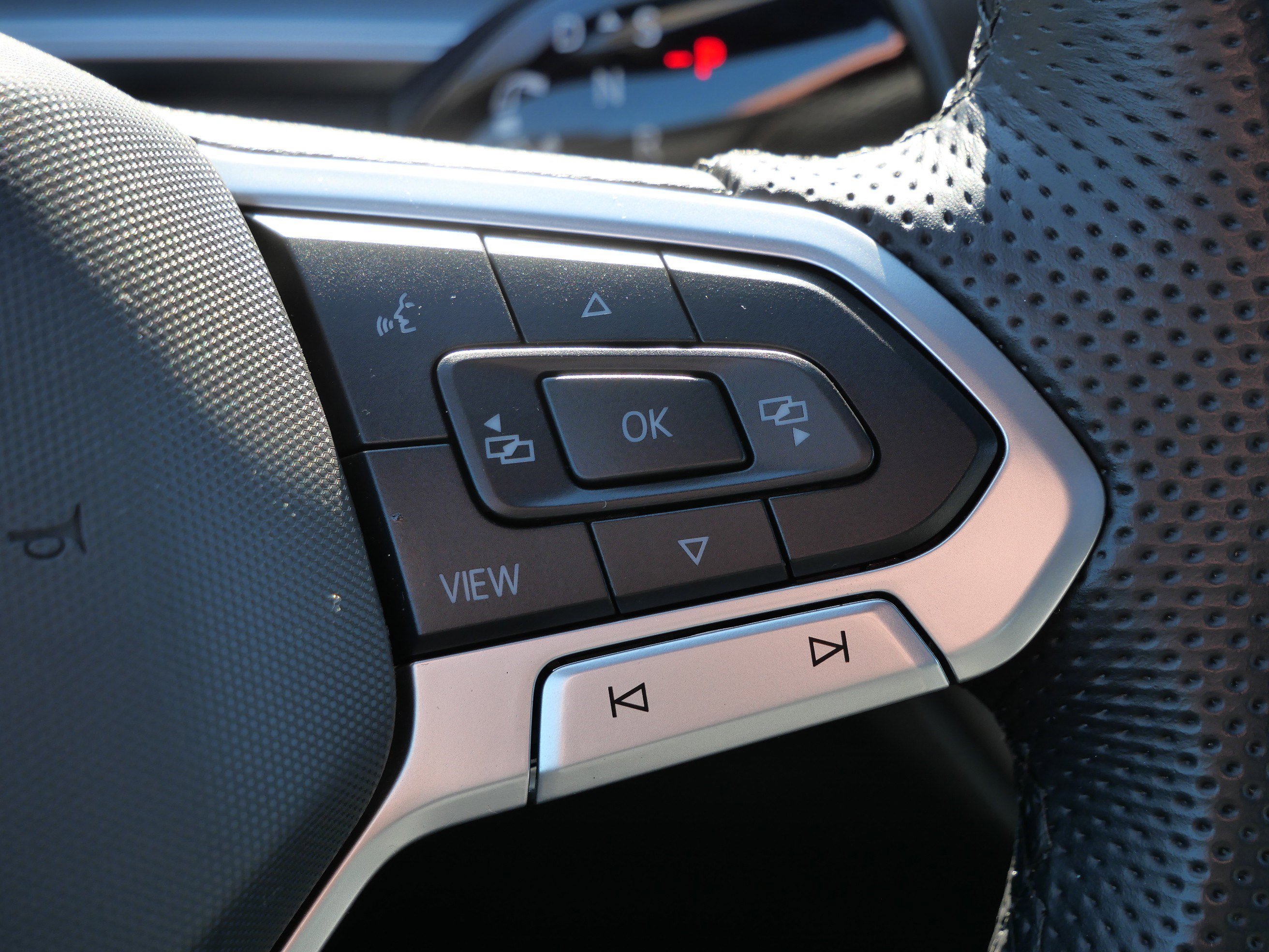 Certified 2025 Volkswagen Tiguan SE R-Line image 32