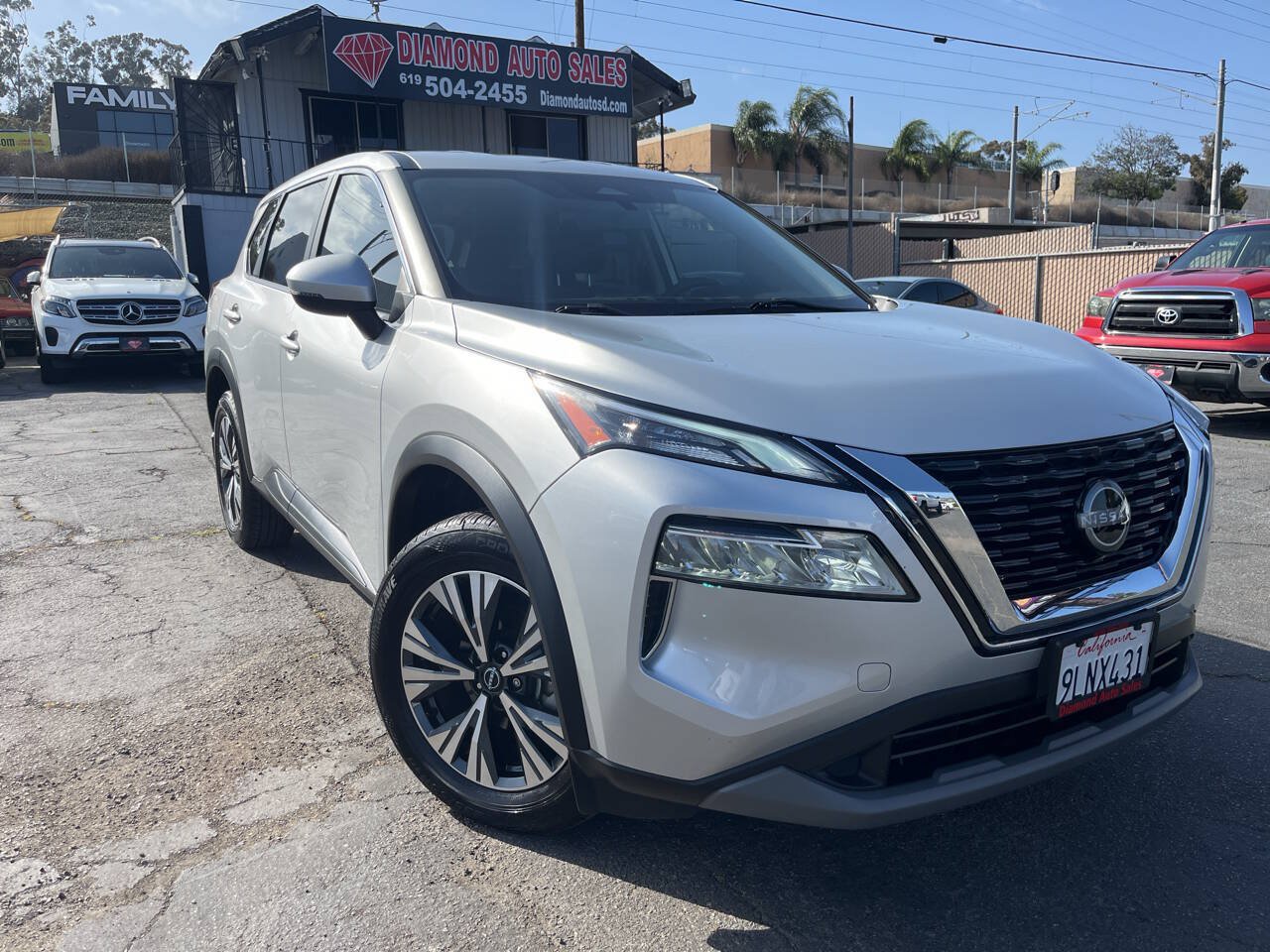Used 2023 Nissan Rogue SV FWD image 2