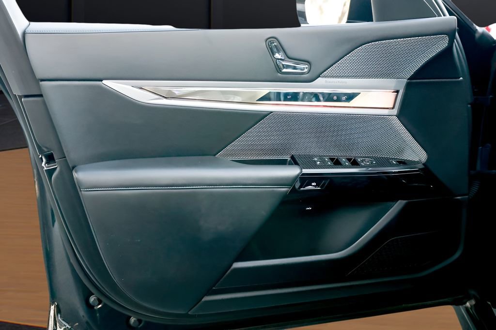 Used 2023 BMW 740i w/ Parking Assistance Package image 29