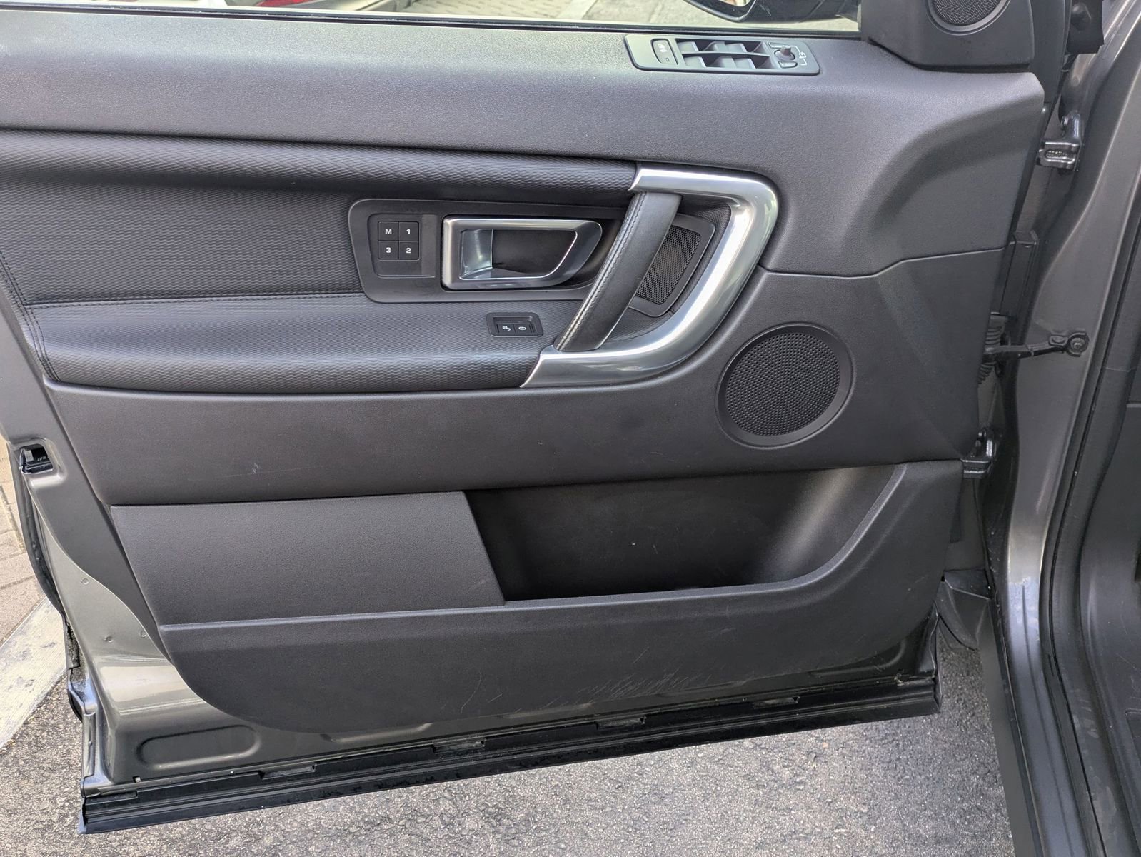 Used 2018 Land Rover Discovery Sport HSE image 11