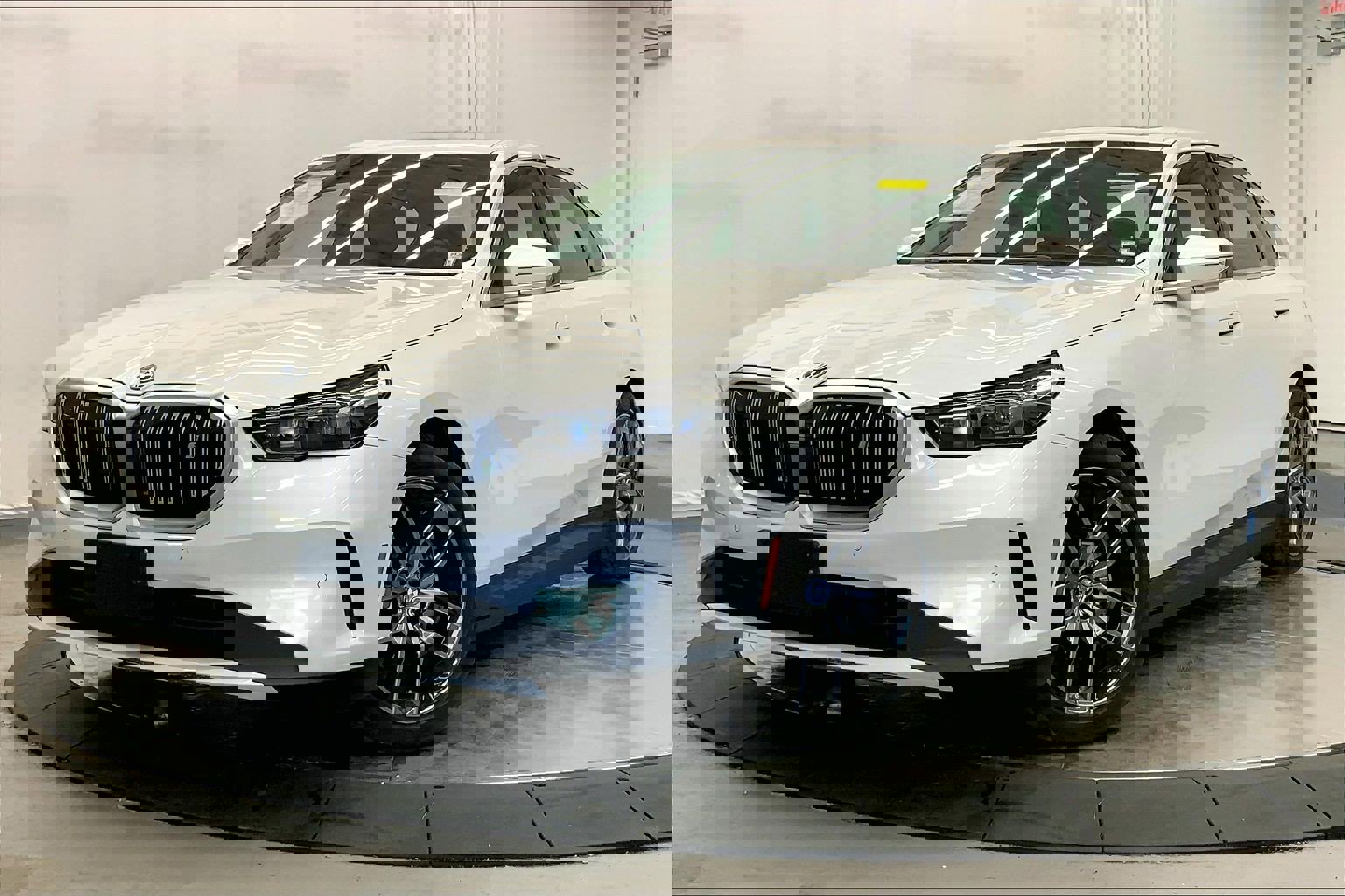 Used 2025 BMW i5 xDrive40 w/ Premium Package image 2