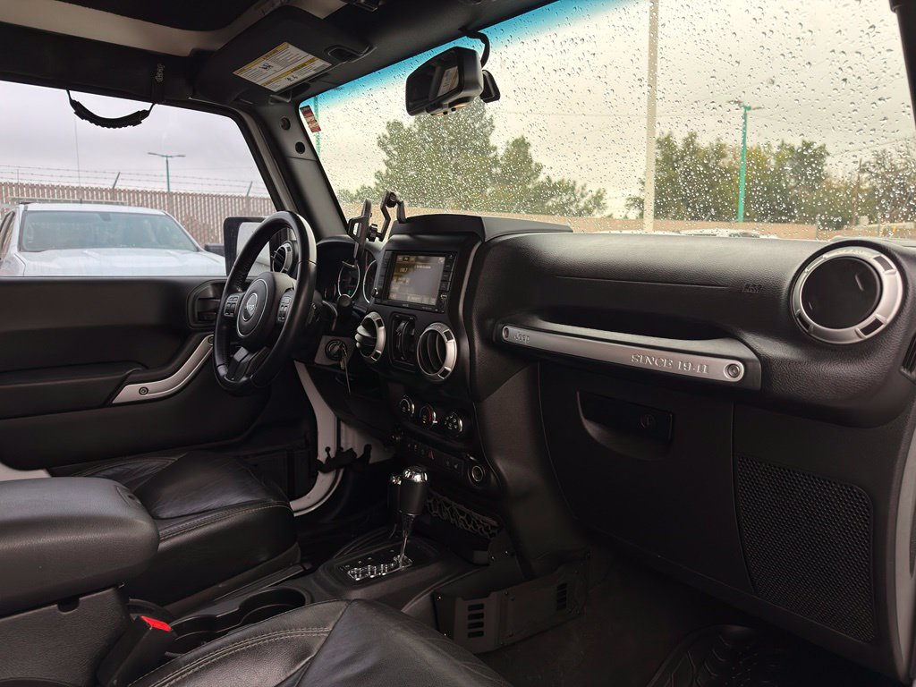 Used 2015 Jeep Wrangler Unlimited Rubicon w/ Connectivity Group AWD/4WD image 6
