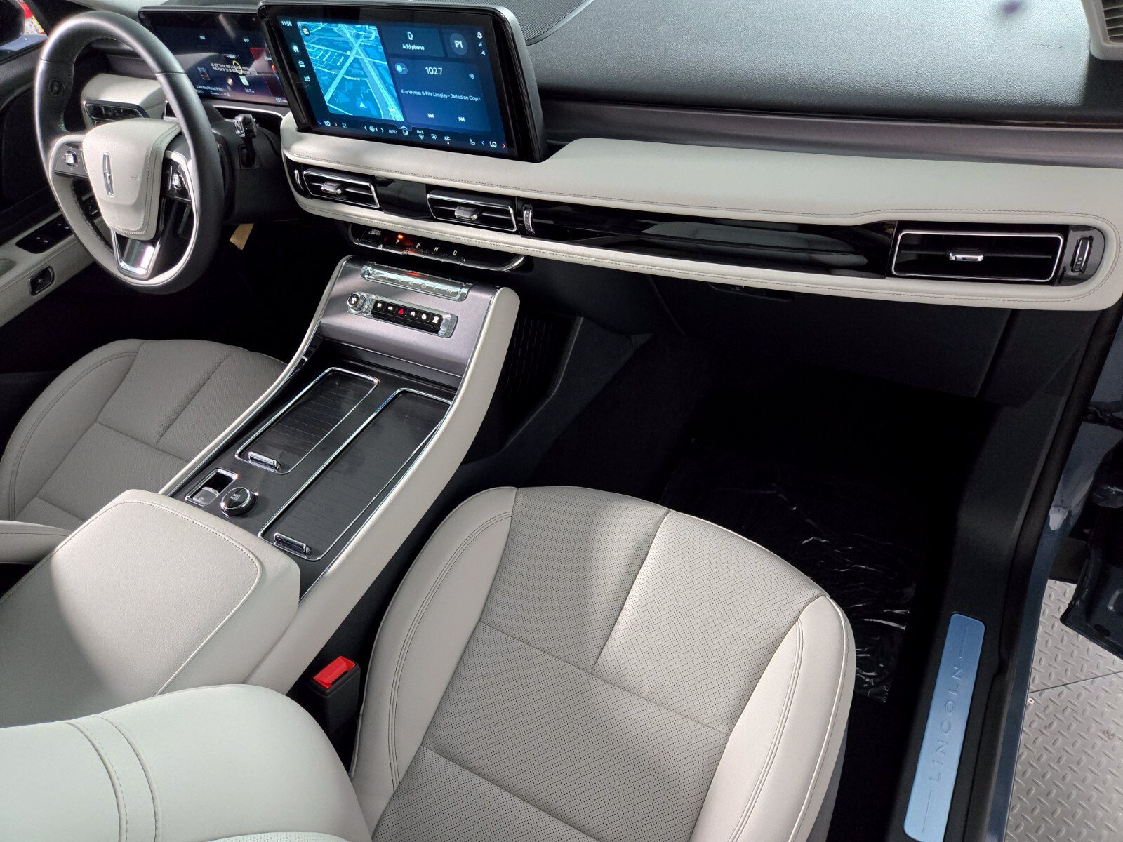 New 2026 Lincoln Aviator AWD w/ Jet Appearance Package image 22