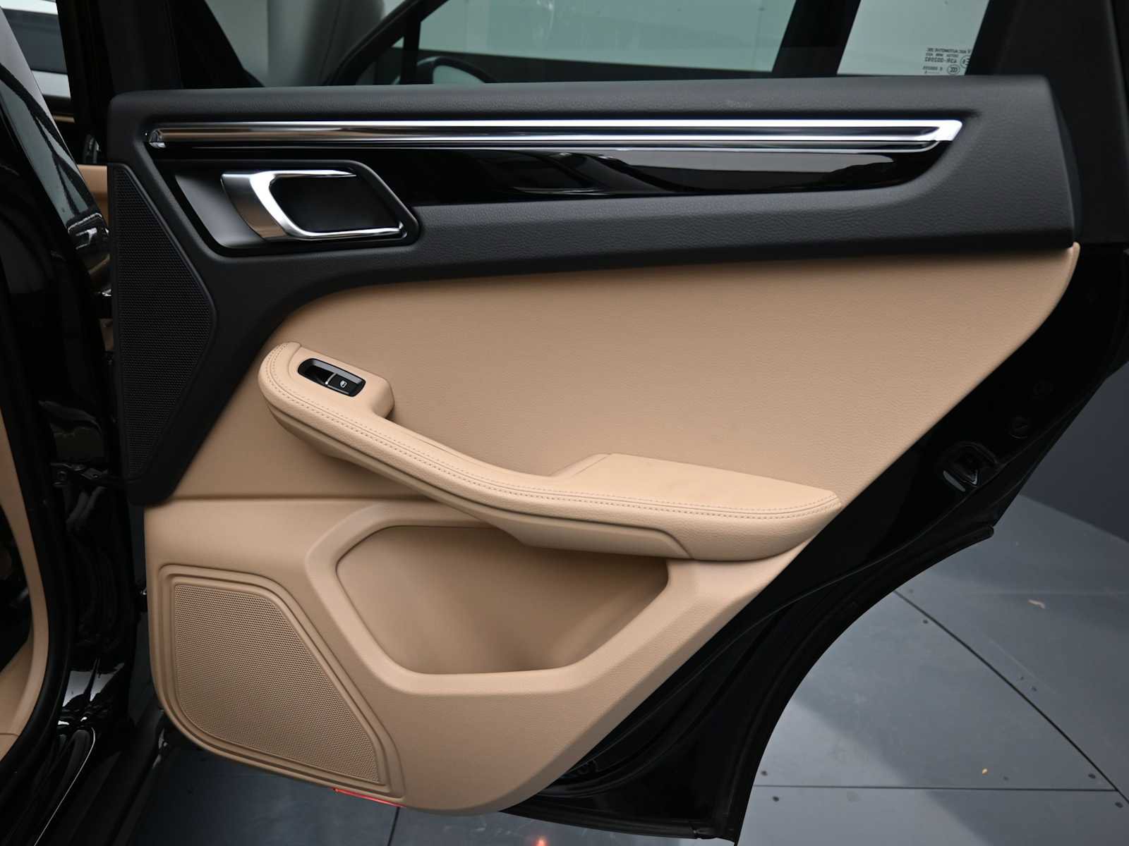 Certified 2025 Porsche Macan AWD/4WD image 20