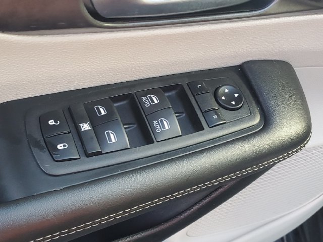 Used 2023 Chrysler Pacifica Touring-L FWD image 16