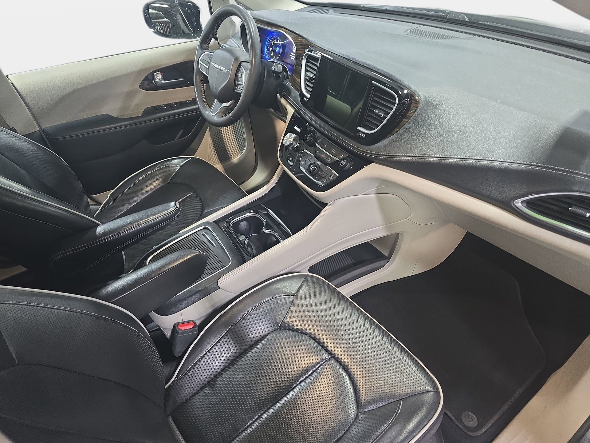 Used 2023 Chrysler Pacifica Limited image 10