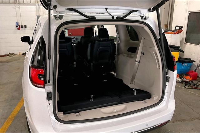 Used 2024 Chrysler Pacifica Limited FWD image 33