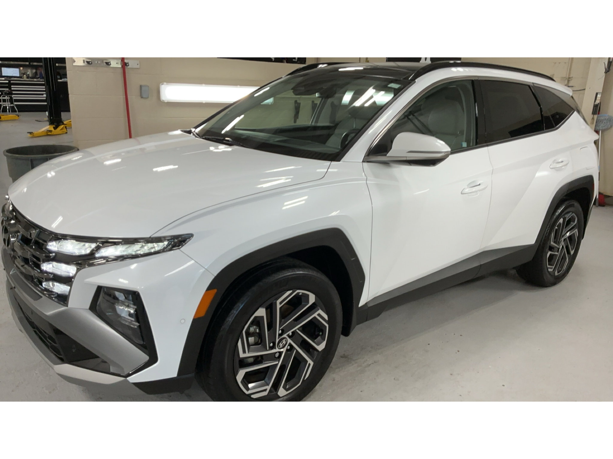 Certified 2025 Hyundai Tucson Limited AWD/4WD image 8