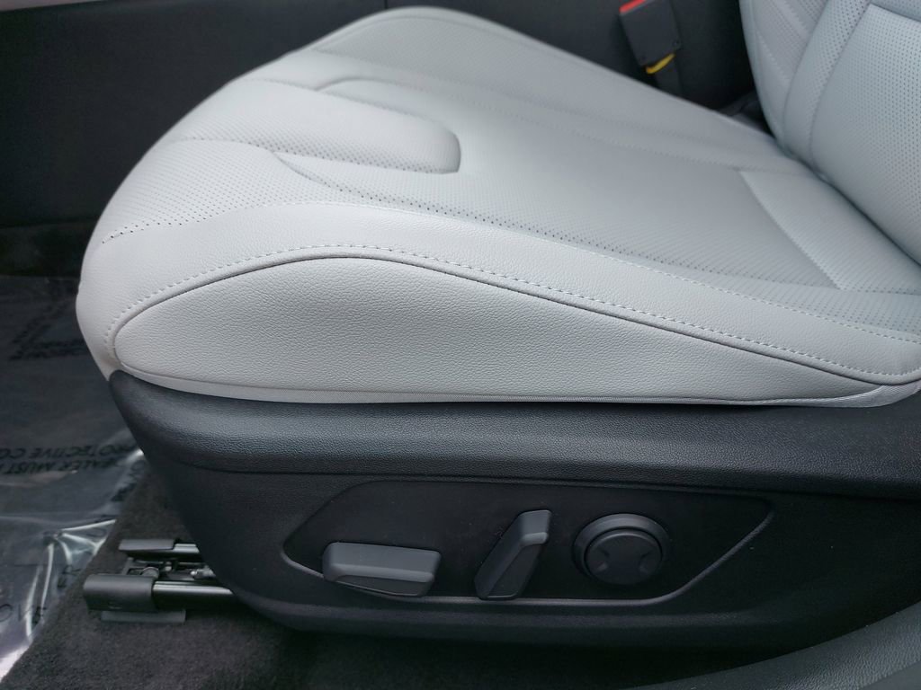 Certified 2025 Hyundai Elantra Limited FWD image 29
