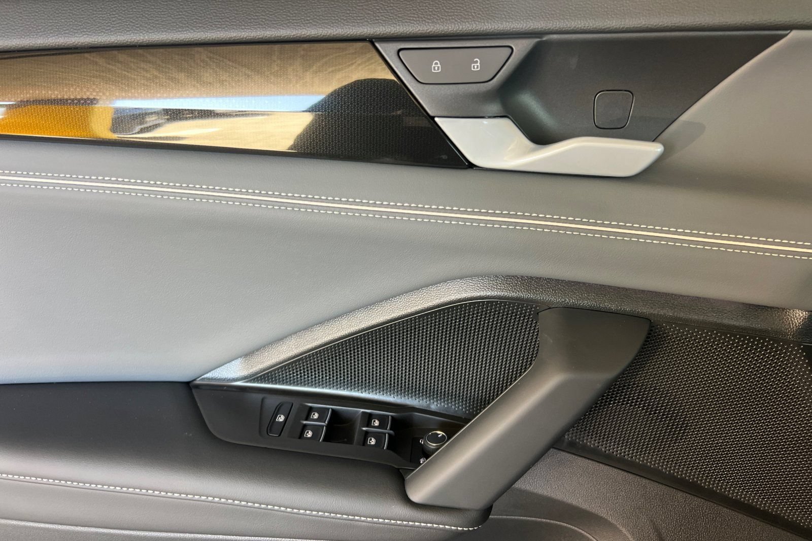 New 2026 Volkswagen Tiguan SEL R-Line AWD/4WD image 11