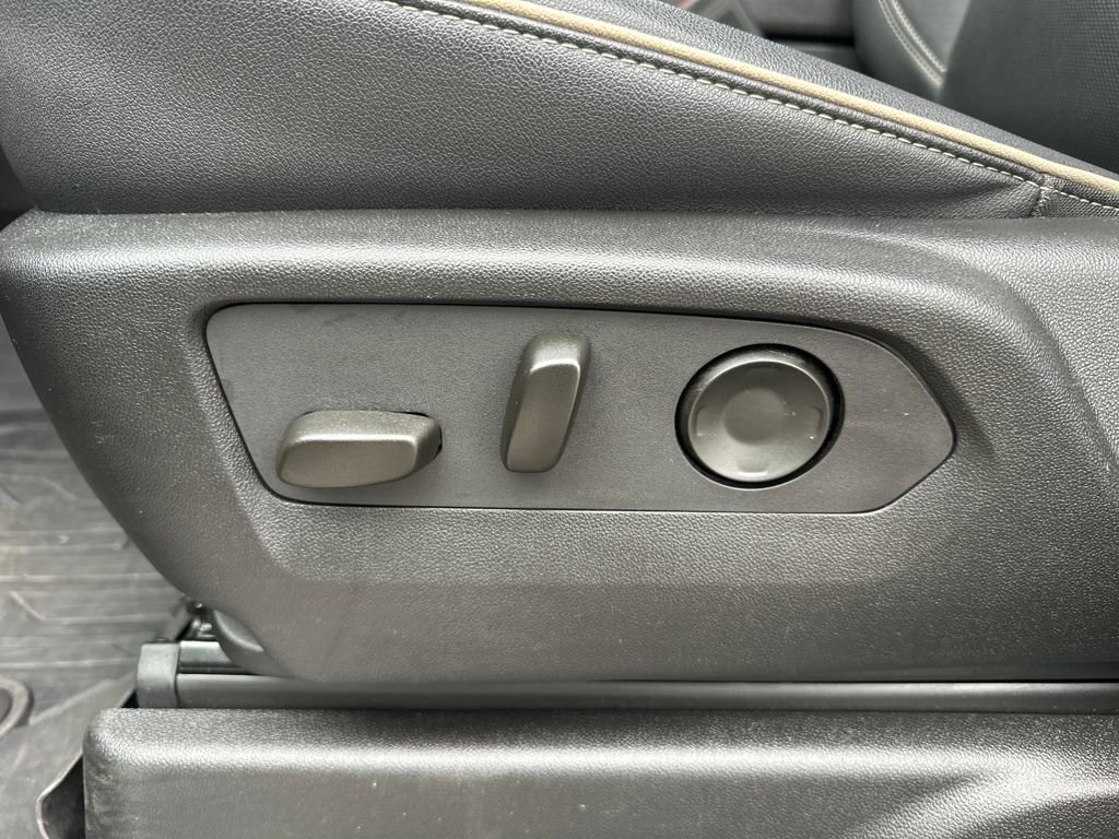 Used 2023 GMC Yukon SLT w/ SLT Luxury Package image 19