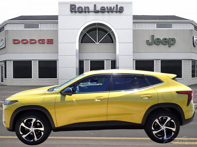 Used 2024 Chevrolet Trax RS w/ Sunroof Package FWD image 1