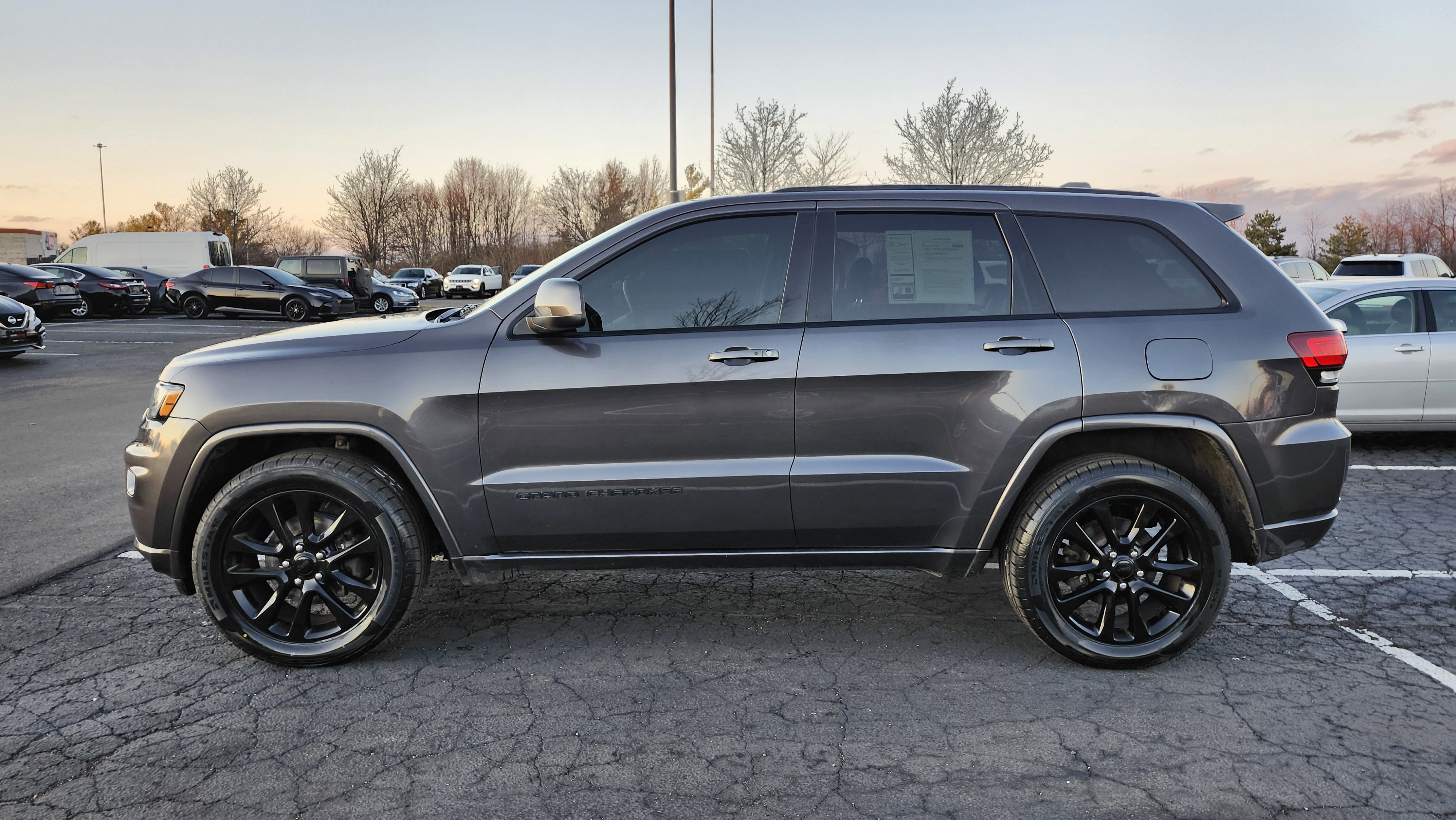 Used 2018 Jeep Grand Cherokee Altitude image 15