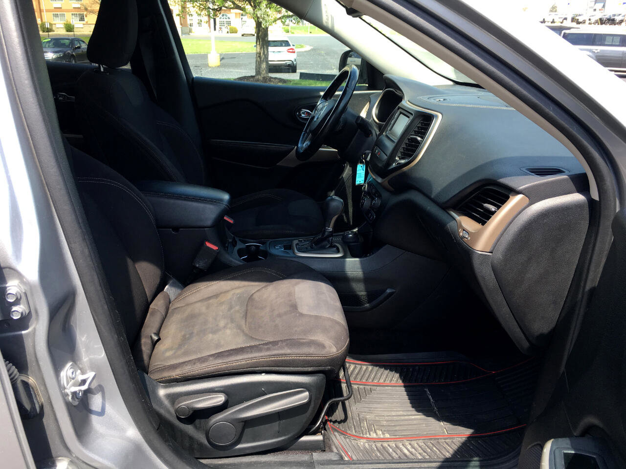 Used 2017 Jeep Cherokee Latitude w/ Safety/Convenience Group image 24