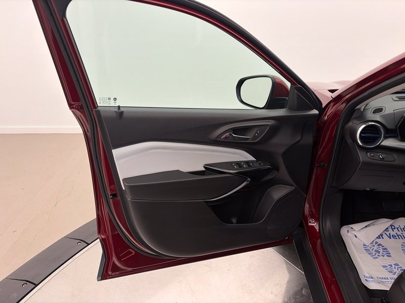 Used 2024 Chevrolet Trax LT w/ Sunroof Package FWD image 16