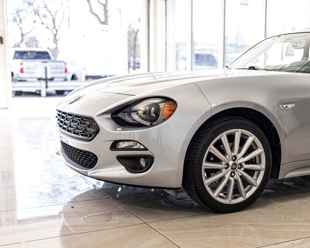 Used 2018 FIAT 124 Spider Lusso w/ Convenience Group RWD image 4