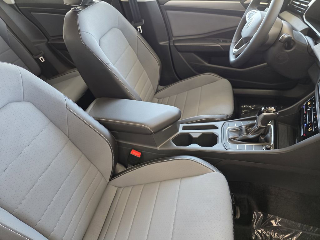 New 2025 Volkswagen Jetta SE FWD image 10