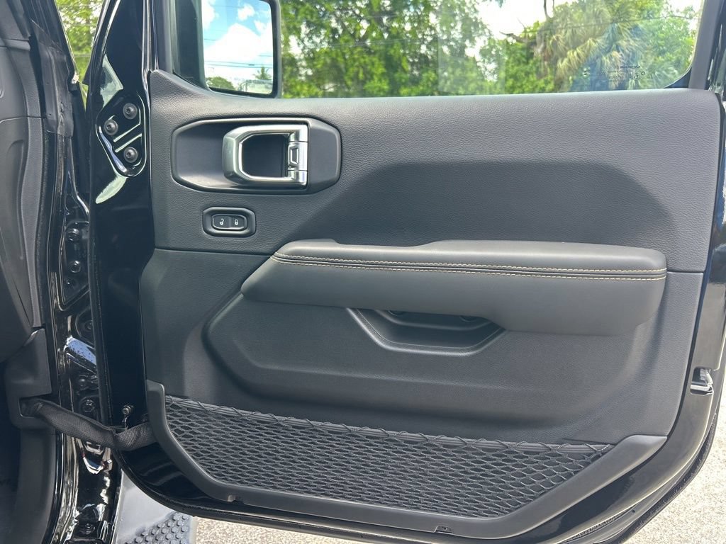 Used 2025 Jeep Wrangler Unlimited Sahara AWD/4WD image 26