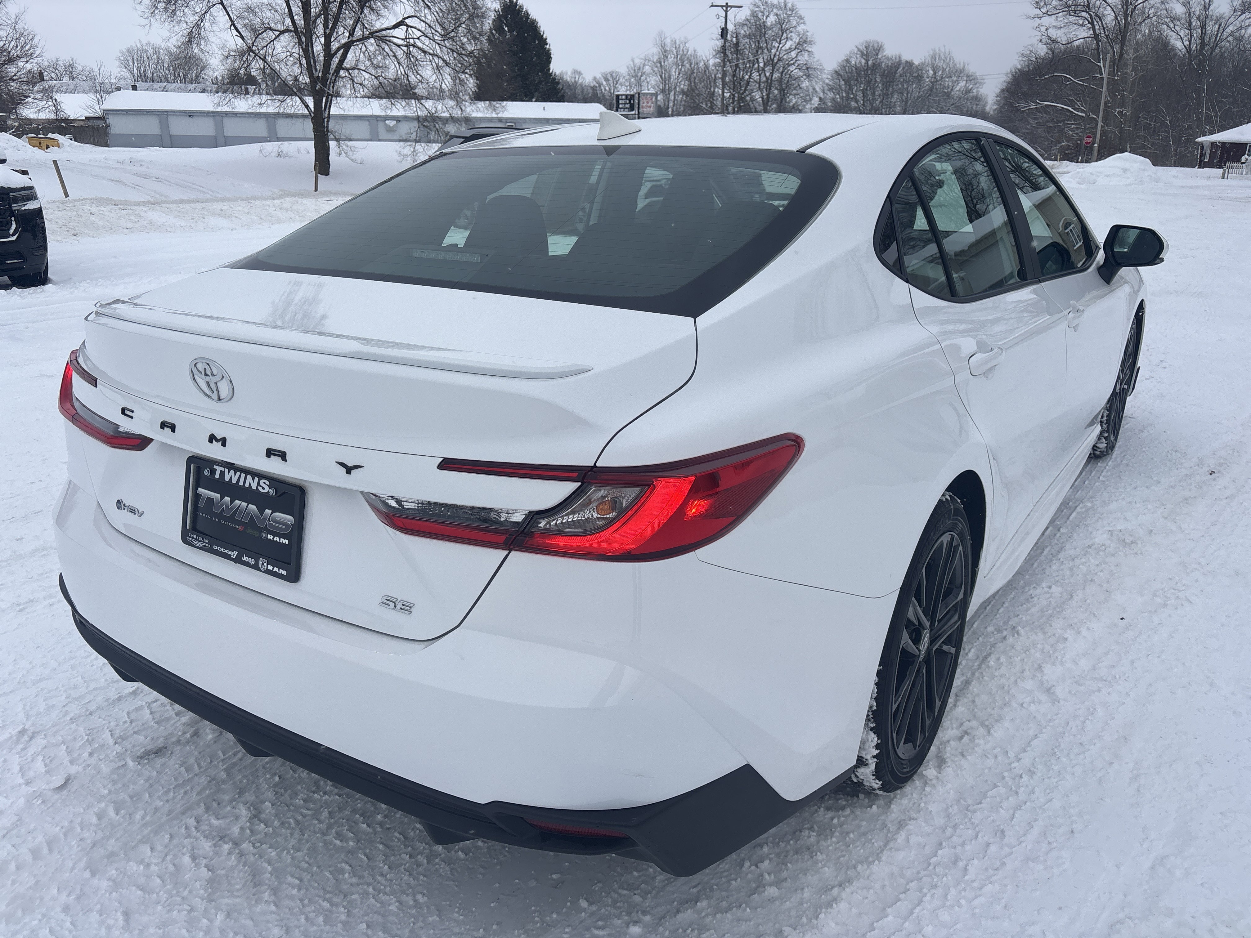 Used 2025 Toyota Camry SE image 3