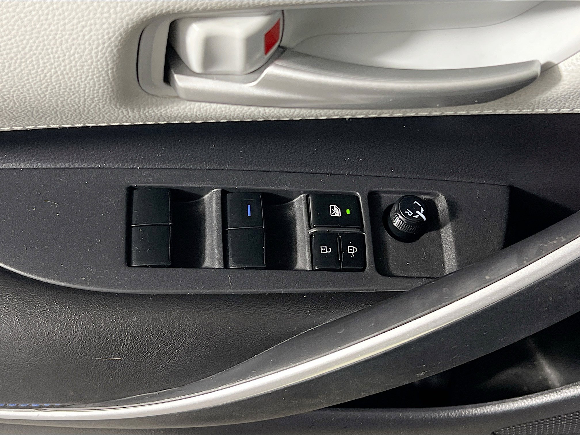 Used 2020 Toyota Corolla SE w/ SE Premium Package FWD image 15