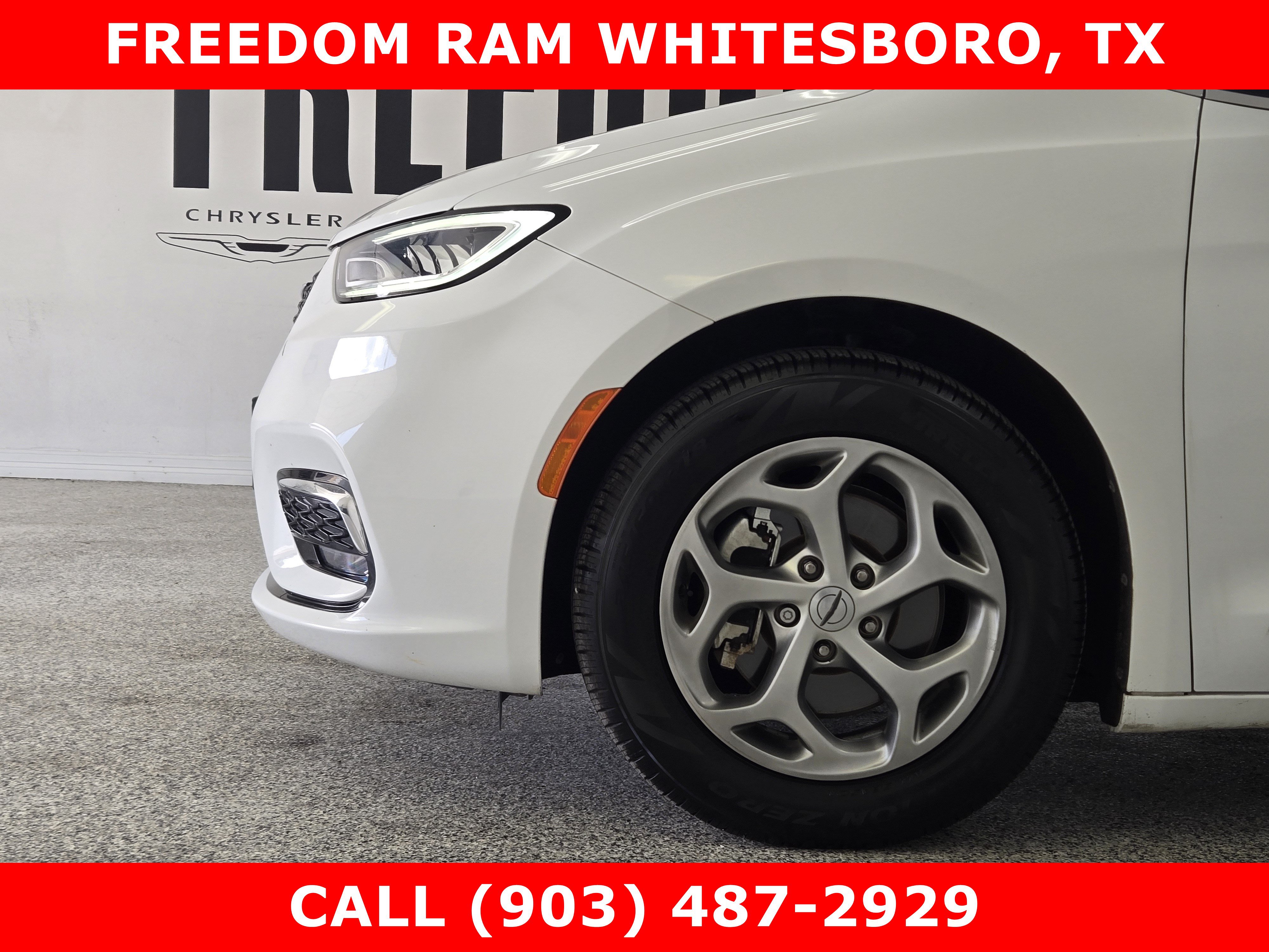 Used 2023 Chrysler Pacifica Limited FWD image 6