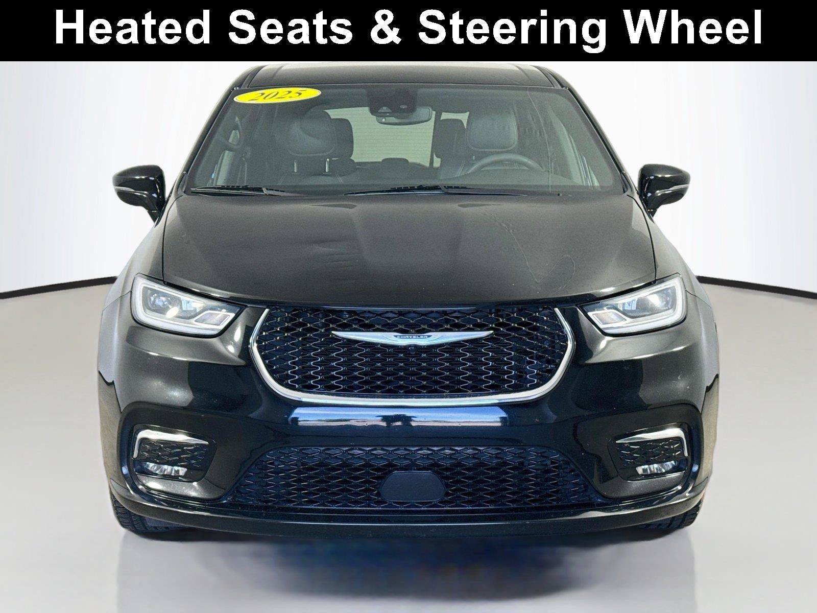 Used 2025 Chrysler Pacifica Select FWD image 3