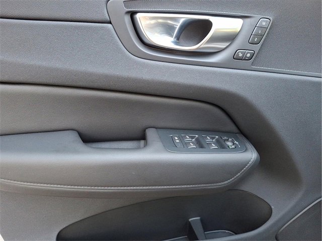 Certified 2025 Volvo XC60 B5 Plus image 8