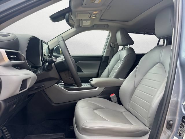 Used 2022 Toyota Highlander XLE AWD/4WD image 9
