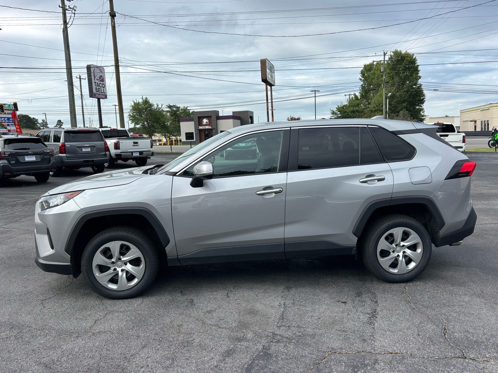 Used 2022 Toyota RAV4 LE FWD image 4