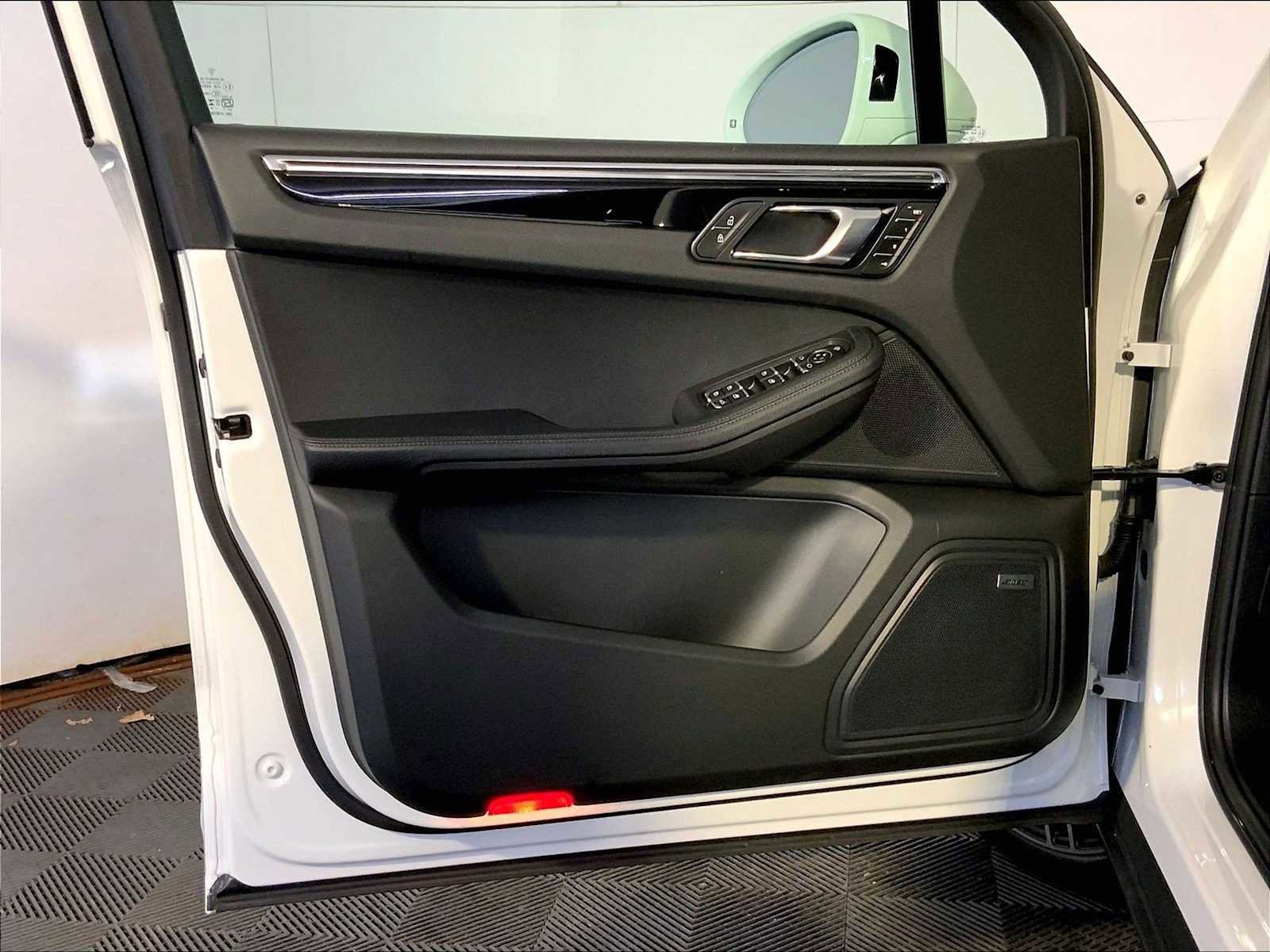 Certified 2025 Porsche Macan image 25