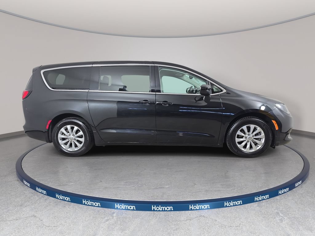Used 2017 Chrysler Pacifica Touring w/ Tire & Wheel Group FWD image 5