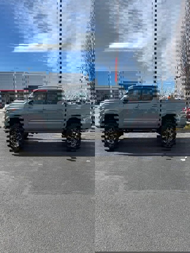 Used 2022 Toyota Tacoma TRD Sport w/ TRD Premium Sport Package AWD/4WD image 7