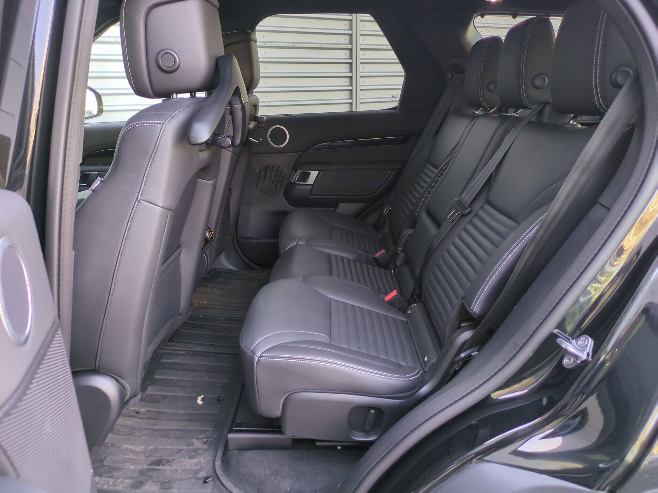 Used 2025 Land Rover Discovery S image 27