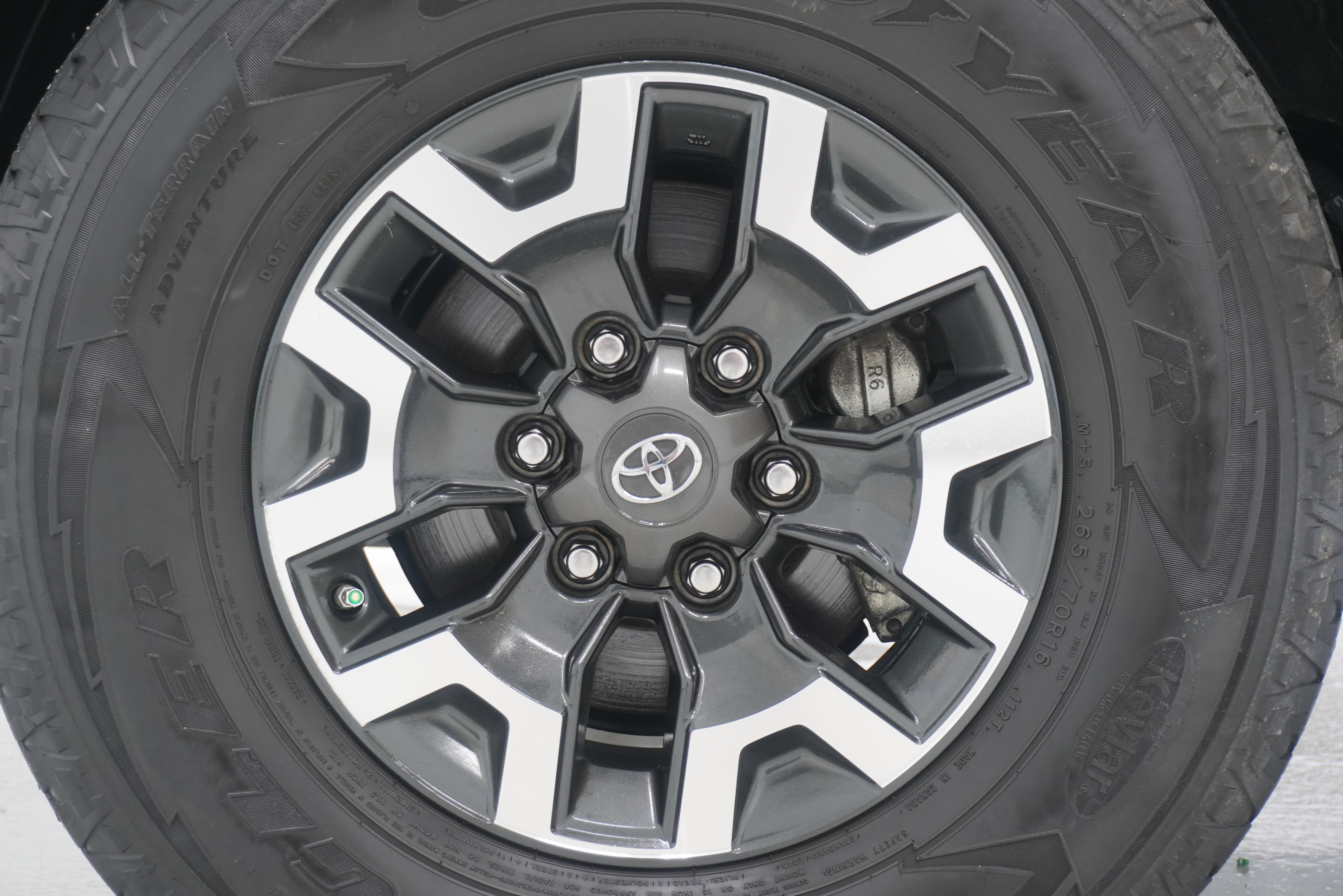 Used 2020 Toyota Tacoma TRD Off-Road w/ Advanced Technology Package AWD/4WD image 30