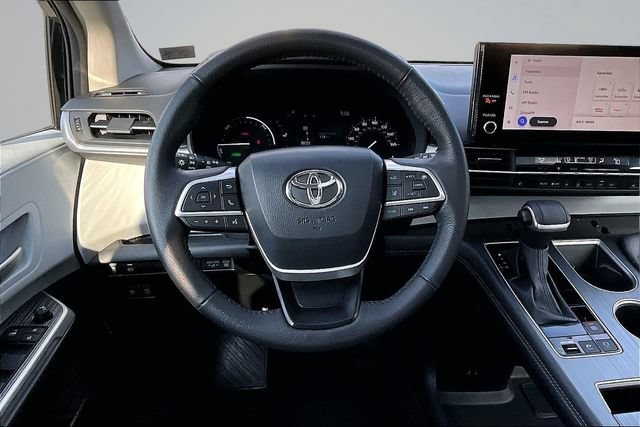 Used 2026 Toyota Sienna XLE FWD image 8