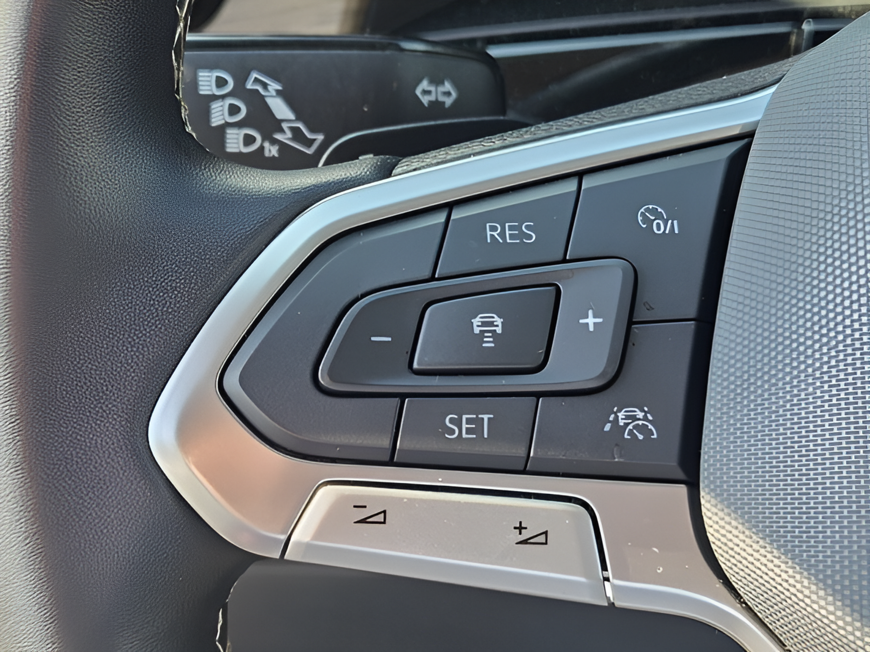 Certified 2025 Volkswagen Atlas SE FWD image 23