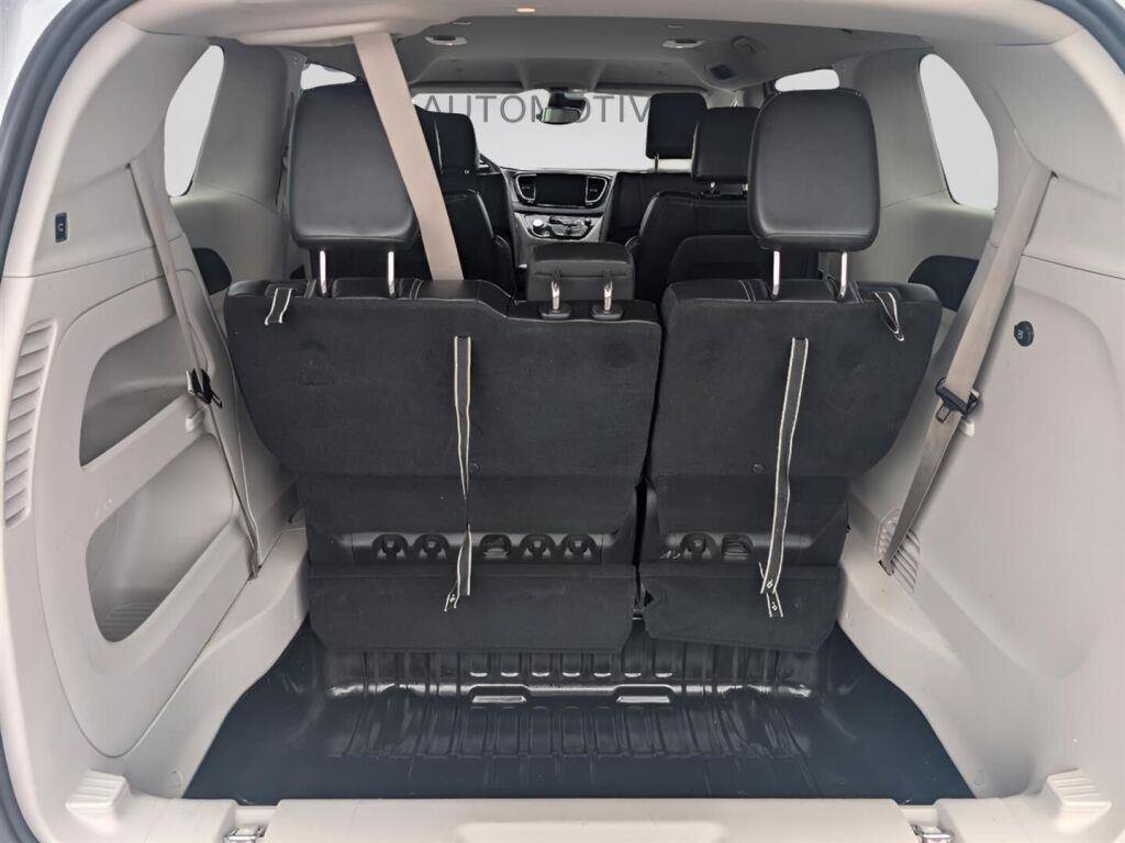 Used 2023 Chrysler Pacifica Touring-L FWD image 30