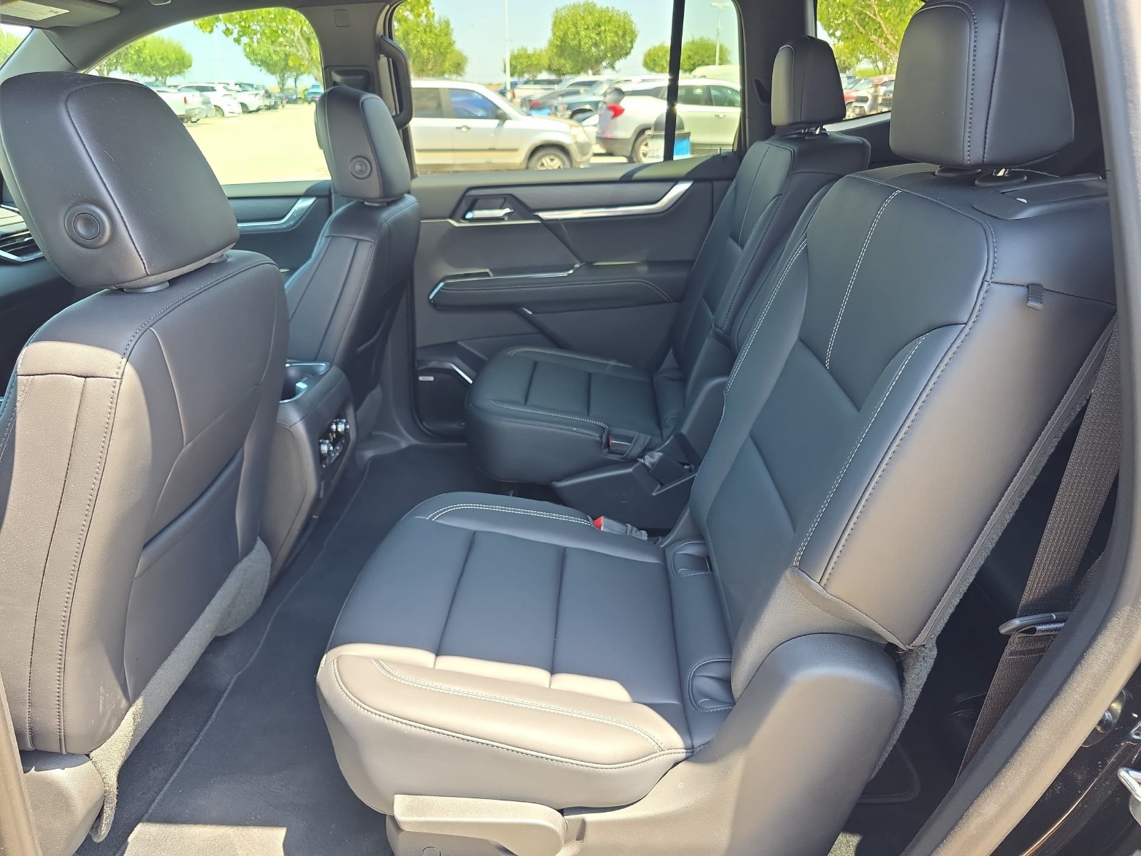 Used 2026 GMC Acadia Elevation w/ Elevation Premium Package FWD image 11