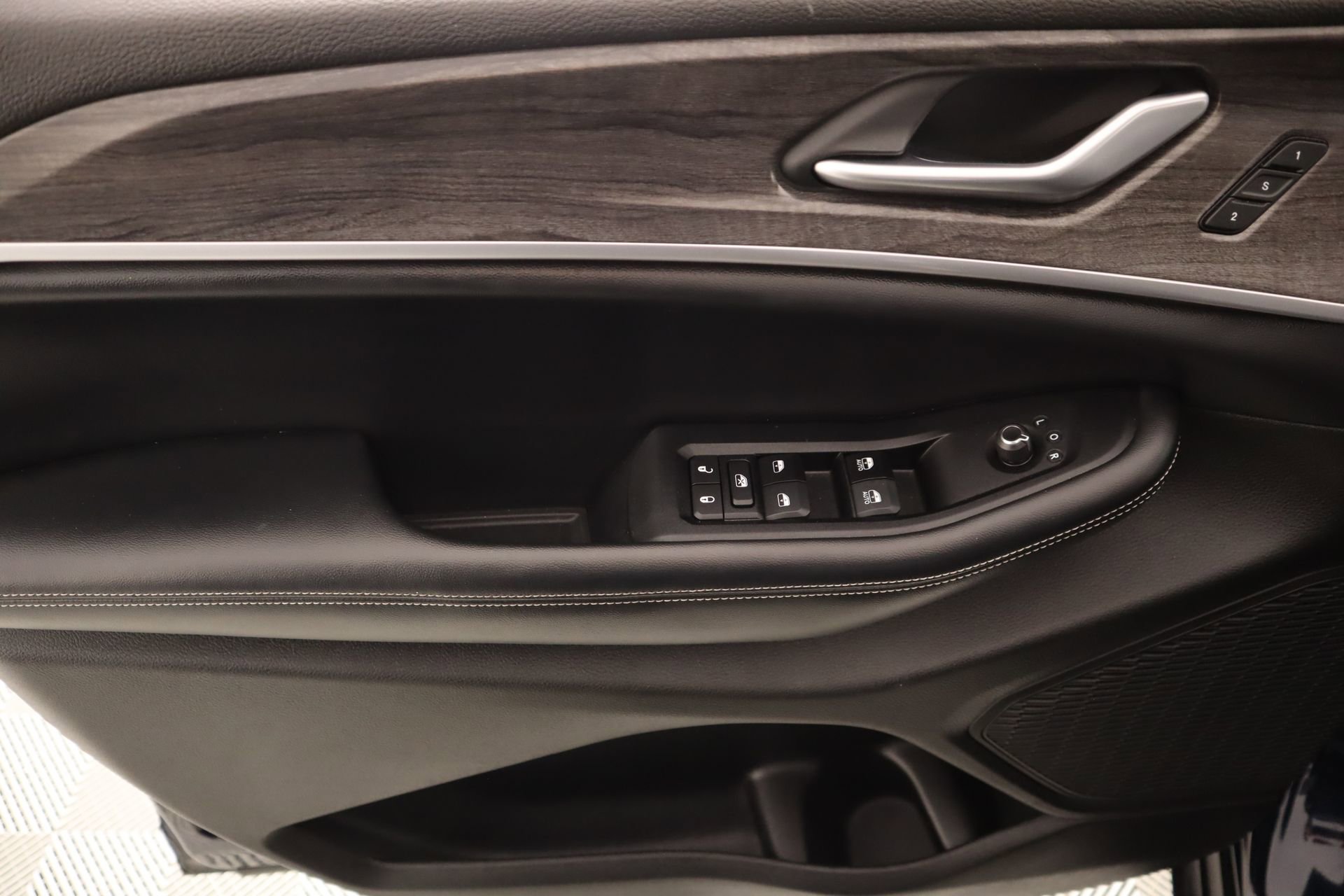 Used 2024 Jeep Grand Cherokee L Limited w/ Black Appearance Package image 18