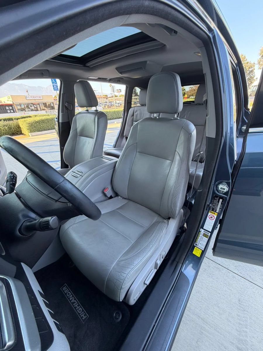 Used 2014 Toyota Highlander XLE FWD image 12